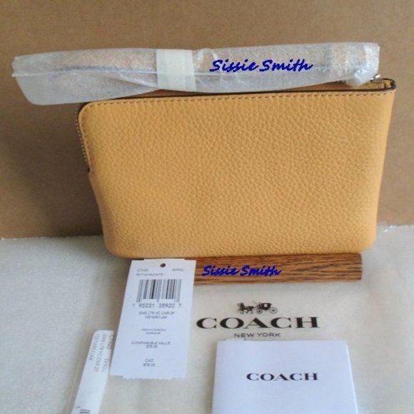 NWT Coach Horse & Carriage Print Coner Zip Wristlet in Pebbled Leather - Picture 3 of 5